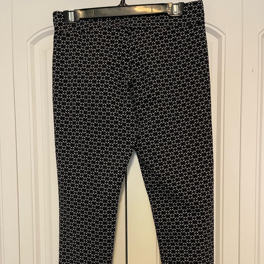 Margaret M Black and White Patterned Capris - Picture 2 of 5